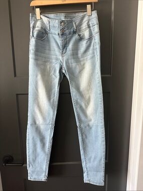 Light Wash Women’s High-Rise Push-Up Skinny Jeans